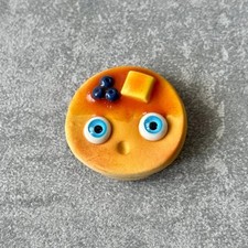 Calamita faccia pancake con mirtilli burro e sciroppo d'acero in miniatura