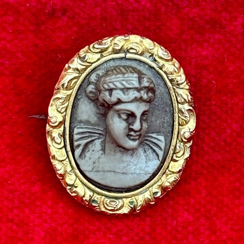 Cammeo figura femminile pietra