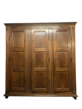 Antico grande armadio da