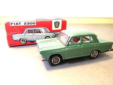 Auto giocattolo in latta