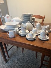 servizio di piatti in porcellana