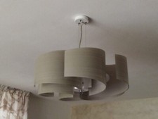 lampadario moderno con sei luci e due applique