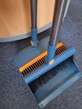 Set 2 Pezzi Scopa e Pattumiera, Lungo, Manico Girevole, Altezza Regolabile Max H: 124cm