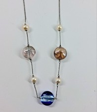 Collana in argento 925 rodiato con dischi di vetro di Murano colorati e perle 