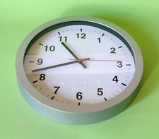 Ikea Orologio Tjalla da Parete Quarz Design - Ø 28 cm - Come Nuovo