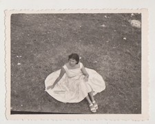 Bella giovane donna in abito