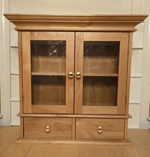 Armadio a muro in legno con ante in vetro smussato e cassetti estraibili