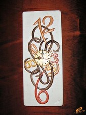 magnifico orologio  da parete, pietra scolpita e dipinta a mano