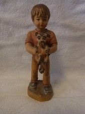 Ragazzo con cane legno