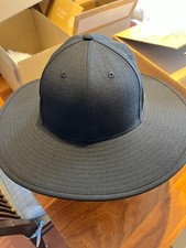 Cappello a tesa lunga aderente