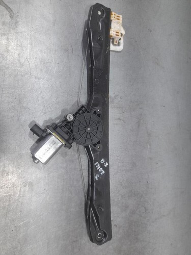 52076550 front left window