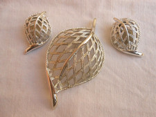 SET SPILLA E ORECCHINI SARAH COVENTRY del 1968 metallo argentato