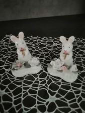 Coppia di coniglietti in ceramica con fiorellini.