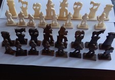 32 antiche pedine degli