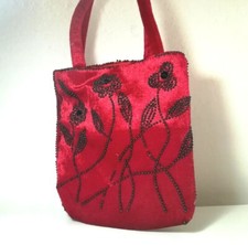 Borsetta rossa con ricami porta collane italia 