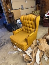 Poltrona oversize country francese con schienale alare legno intagliato panna tappezzeria damascata