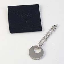 Portachiavi Cartier in acciaio con pendente tondo con cuore