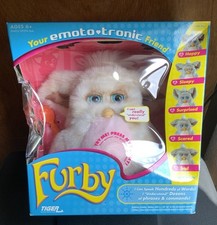 Nuovo con scatola 2005 Hasbro Emoto-Tronic 'Sciroppo di Caramello' FURBY Pink Belly Occhi BLU *Sigillato 