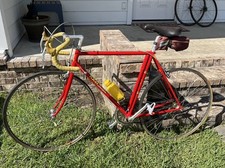 Bici d'epoca rossa e gialla