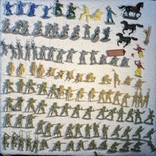 Lotto misto 110 soldatini