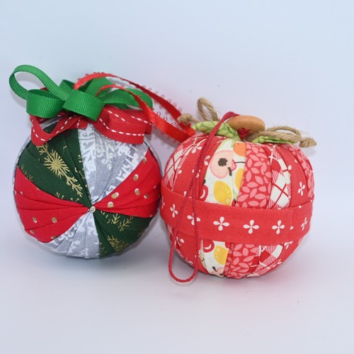 Ornamenti trapuntati fatti - , a