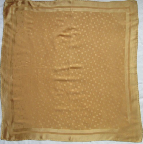 Superbe foulard fendi - -superbe,