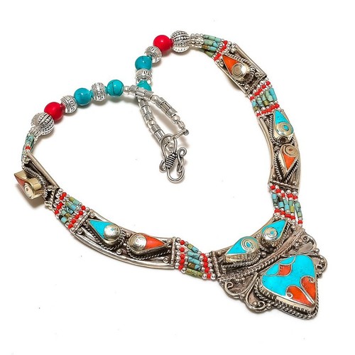 Collana con pietre preziose