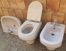 Tris di sanitari sospesi color tortora: lavandino, bidet e wc