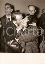 1958 PROCESSO Annarella BRACCI - Lionello EGIDI bacia la moglie dopo assoluzione