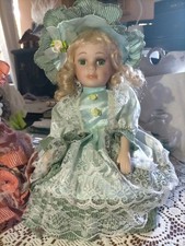 BAMBOLA IN PORCELLANA CON BASE