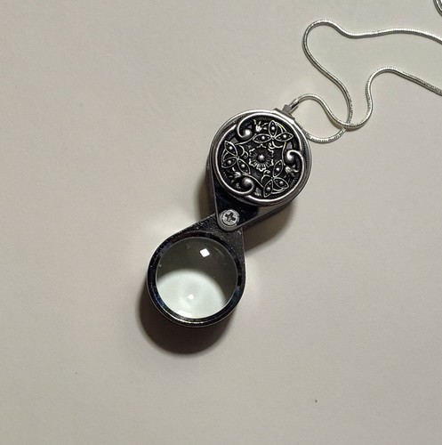 Collana con ciondolo lente