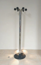 Attaccapanni di design anni 70, in acciaio cromato, con luce sul fusto.