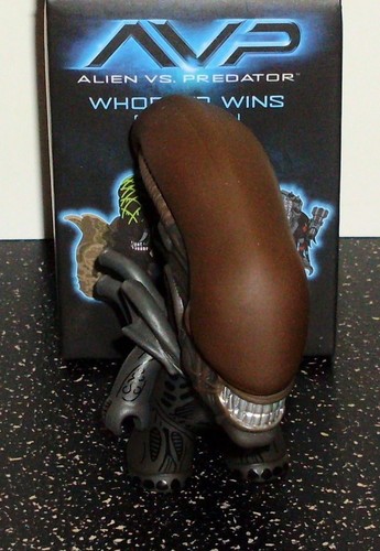 Alien figurine in - 2/20,
