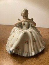 Statuina Damina In Ceramica Di