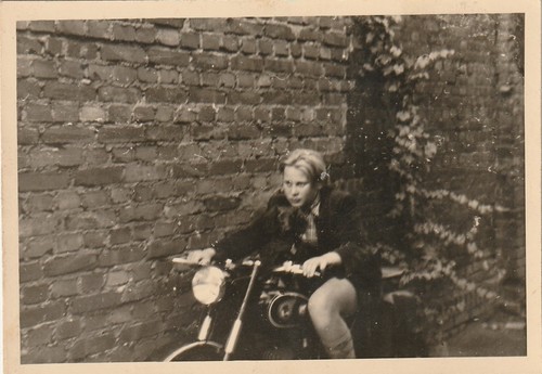 Foto epoca giovane donna su - d'epoca,