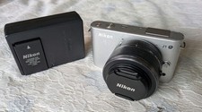 Nikon 1 J1 Silver fotocamera digitale mirrorless 10,1 MP con obiettivo 10-30 ...