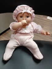 Melissa & Doug Mine to Love Jenna 12" bambola succhia il pollice morbido corpo berretto 18M+