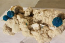 Bellissimi cristalli CAVANSITE  blu elettrico con STILBITE - India cm 13 x 8  ◄