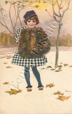 Bambina con manicotto di pelliccia fra alberi spogli di foglie - 1916