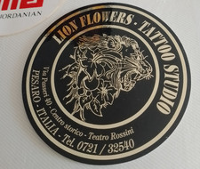 ADESIVO  TATOO STUDIO 11 CM