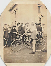 Orgoglioso Giovane Uomo Su