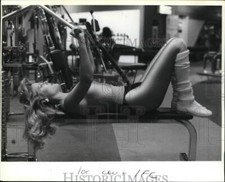 Stampa Foto Donna In Vestiti Allenamento Alla Moda Usa Petto Pressa Macchina