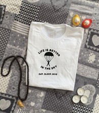 T-shirt "LIFE IS BETTER IN THE SKY" ricamato - skydiving