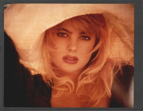 Erika eleniak foto firmata - erika,