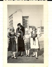 1935 MILANO Bambine in costume da Carnevale con la madre *Foto VINTAGE 7x10 cm