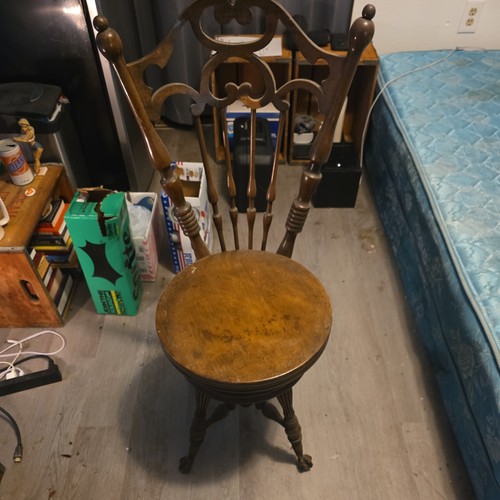 Antico sgabello pianoforte