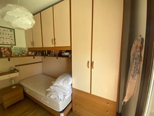 mobile camera da letto con comodino color rovere con inserti avorio 