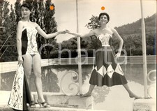 1960 ca STORIA DELLA MODA Modelle scherzano a bordo piscina *Foto VINTAGE