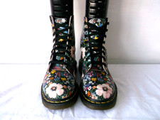 STUNNING Dr Martens