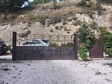 Cancello scorrevole in ferro battuto con cancellino pedonale 